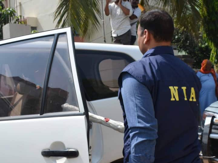 NIA Raid in Borvali Padgha a Nachan family was going to attend a wedding before that NIA raids and arrests happend detail Marathi news  NIA Raid : लग्नसोहळ्यात एनआयएचं पथक पाहुणे म्हणून हजर, बोरीवलीतील पघडा गावात धाडसत्र 