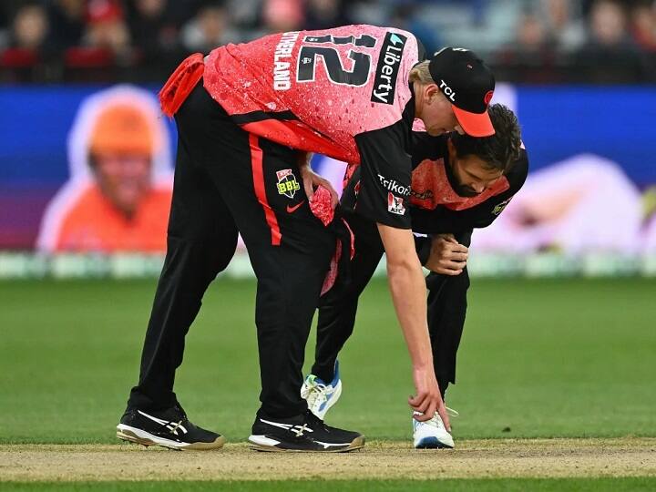 Big Bash league: ऑस्ट्रेलिया की बिग बैश लीग हुई शर्मसार, खराब पिच के कारण 7वें ओवर में ही रद्द करना पड़ा मैच Big Bash league match Melbourne Renegades vs Perth Scorchers called off due to pitch condition Big Bash league: ऑस्ट्रेलिया की बिग बैश लीग हुई शर्मसार, खराब पिच के कारण 7वें ओवर में ही रद्द करना पड़ा मैच