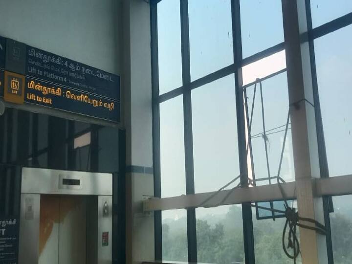 Chennai Alandur Metro Station, platform 2, a glass window has been tied up with a rope has been a shocking to passengers ABP Exclusive: 'அந்தரத்தில் தொங்கும் கண்ணாடி ஜன்னல்' ஆலந்தூர் மெட்ரோ ரயில் நிலையத்தில் அலட்சியம்! அச்சத்தில் பயணிகள்!