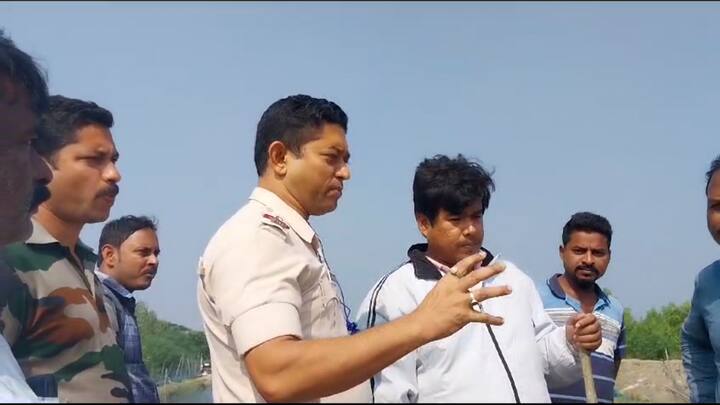 গ্রামবাসীদের অনুমান, এই পায়ের ছাপ বাঘেরই। নিজেদের এবং গবাদি পশুর নিরাপত্তার কথা ভেবে আতঙ্কে কাঁটা হয়ে রয়েছেন তাঁরা।