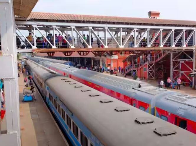 ਟਰੇਨ ਦੇ ਸਮੇਂ ਦੇ ਹਿਸਾਬ ਨਾਲ ਤਾਪਮਾਨ ਬਦਲਦਾ ਰਹਿੰਦਾ ਹੈ। ਇਸ ਤੋਂ ਇਲਾਵਾ ਟਰੇਨ ਦੇ ਏਸੀ ਕੋਚ 'ਚ ਚੱਲ ਰਹੇ ਏਸੀ ਦਾ ਤਾਪਮਾਨ ਵੀ ਕੋਚ 'ਤੇ ਨਿਰਭਰ ਕਰਦਾ ਹੈ। ਤੁਹਾਨੂੰ ਦੱਸ ਦੇਈਏ ਕਿ AC ਦਾ ਤਾਪਮਾਨ ਵੀ LHB AC ਕੋਚ ਅਤੇ ਨਾਨ LHB ਦੇ ਆਧਾਰ 'ਤੇ ਤੈਅ ਕੀਤਾ ਜਾਂਦਾ ਹੈ।