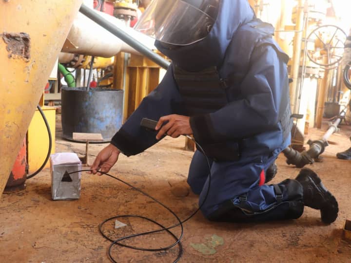 A Navy soldier successfully 'neutralises' a bomb threat. The Indian Navy, collaborating with the Indian Air Force in Excercise Prasthan, mobilised its anti-sabotage teams to counter security threats on oil platform. (Source: X/@IN_WNC)