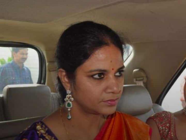 पहले जान लेते हैं कि ये जीवनसाथी प्लान क्या है? इस प्लान में पत्नी और पति को ध्यान में रखकर तैयार किया गया है. जीवनसाथी प्लान के प्रीमियम में दोनों को अलग-अलग मैच्योरिटी मिलती है. वहीं, अगर दोनों में से एक के न रहने पर दूसरे को प्रीमियम नहीं भरना होता है.