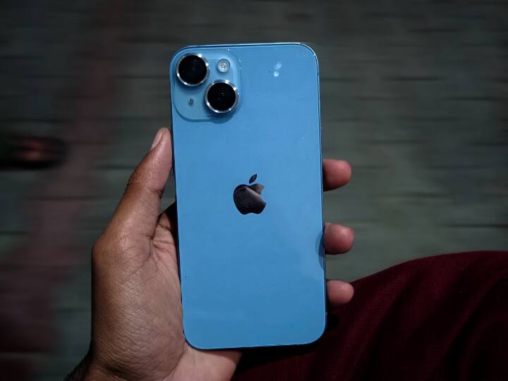 ई-कॉमर्स वेबसाइट फ्लिपकार्ट पर 'बिग ईयर एंड सेल' लाइव हो चुकी है जो 16 दिसंबर तक चलेगी. इस सेल में एंड्रॉइड समेत एप्पल के iPhone पर भारी डिस्काउंट दिया जा रहा है. आप iPhone 14 को 56,999 रुपये में खरीद सकते हैं. इसी तरह iPhone 14 plus को 64,999 रुपये में खरीदने का मौका मिल रहा है. ध्यान दें, ये अमाउंट बिना एक्सचेंज वैल्यू के है.