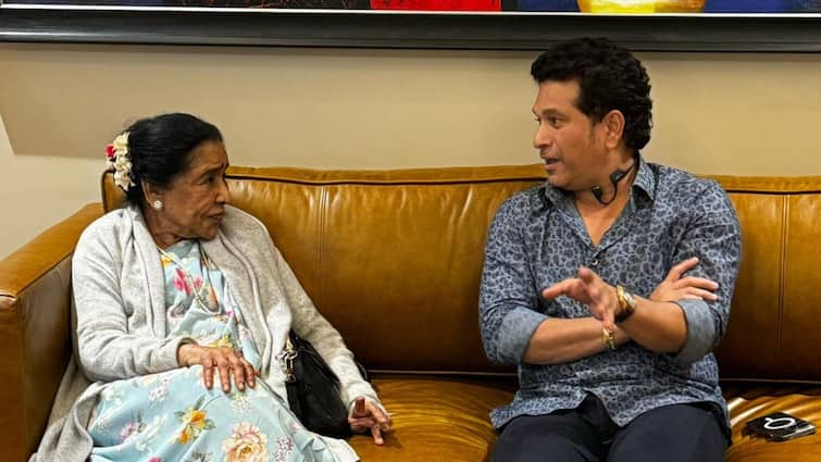 Sachin Tendulkar shares pictures with Asha Bhosle with a heartfelt message Sachin Tendulkar-Asha Bhosle: এক ফ্রেমে দুই কিংবদন্তি, প্রিয় আশা 'তাই'র সঙ্গে সময় কাটালেন সচিন তেন্ডুলকর