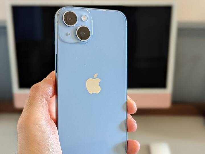iPhone 14 में आपको 6.1 इंच की सुपर रेटिना XDR डिस्प्ले मिलती है. फोटोग्राफी के लिए फोन में 12+12MP के दो कैमरा मिलते हैं. मोबाइल फोन A15 बायोनिक चिप पर काम करता है. iPhone 14 Plus की बात करें तो इसमें आपको 6.7 इंच की डिस्प्ले मिलती है. कैमरा और चिपसेट इस फोन का भी सेम है.