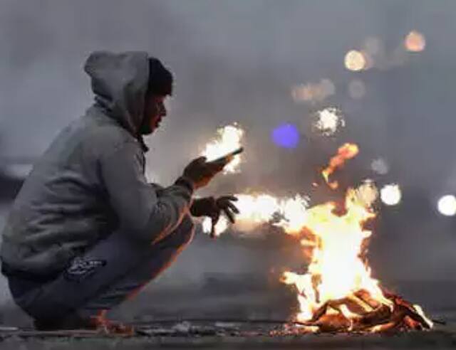 सध्या देशातील हवामानात (Weather) सातत्यानं बदल होत आहे. कुठं थंडी आहे तर कुठं ढगाळ वातावरण आहे, तर काही भागात अवकाळी पाऊस  (Rain) पडत आहे.