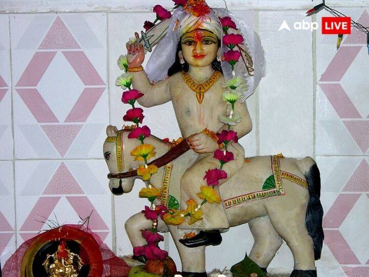 यहां ग्वेल देवता सफेद रंग के घोड़े पर विराजमान हैं और उनके सिर पर सफेद पगड़ी भी.ग्वेल देवता के हाथों में धनुष-बाण हैं.