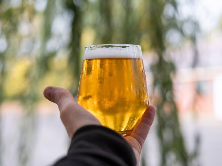 अब आते हैं सबसे महंगी बियर के नाम पर. दुनिया की सबसे महंगी बियर का नाम है ऑलसोप्स आर्टिक एले (Allsopp's Artic Ale). ये बियर आपको हर शराब की दुकान पर नहीं मिलेगी.