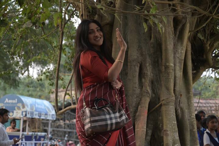 এই ছবিতে একজন খ্যাতনামা সাংবাদিকের ভূমিকায় দেখা যাবে ঋত্বিককে। তাঁর স্ত্রী অমৃতার ভূমিকায় থাকছেন ঋতুপর্ণা। ঋত্বিকের চরিত্রের নাম অরিন্দম।