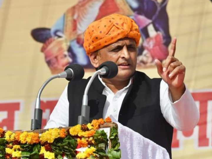 Firozabad SP Chief Akhilesh Yadav attack BJP on OBC Reservation and caste census ANN UP Politics: 'ट्रैफिक पुलिस से ज्यादा सांड नजर आते हैं', अखिलेश यादव ने जातिगत जनगणना का भी किया जिक्र