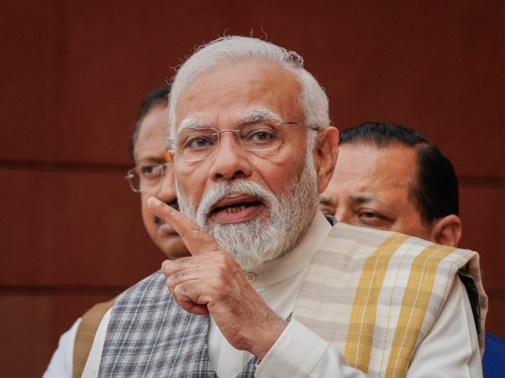 PM Modi Slams Congress on IT Department Raid Dheeraj Prasad Sahu Money Heist धीरज साहूंच्या घरी 351 कोटींचे घबाड जप्त, मोदी म्हणाले, Money Heist ची गरज कुणाला?