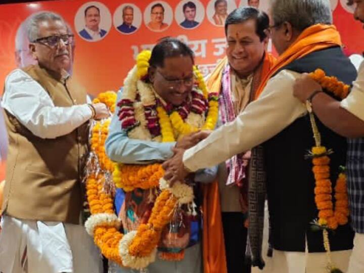 इधर प्रदेश के नए सीएम विष्णुदेव साय बनने के बाद से ही छत्तीसगढ़ के सभी जिलों के  बीजेपी कार्यालय में  बीजेपी कार्यकर्ताओं और पदाधिकारी ने जमकर जश्न मनाया, ढोल नगाड़ों  में सभी कार्यकर्ता और पदाधिकारी थिरकते हुए नजर आए और एक दूसरे को मिठाई खिलाकर बधाइयां दी.