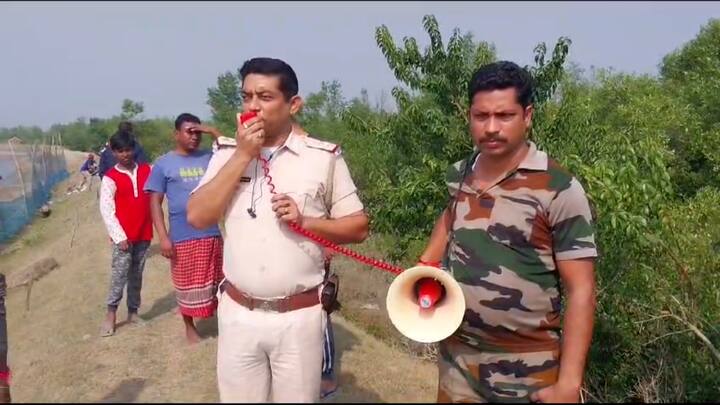 সুন্দরবনে লোকালয়ে প্রায়শই বাঘের আতঙ্কের কথা শোনা যায়। মাছ-কাঁকড়া ধরতে গিয়ে বাঘের হামলায় প্রাণ হারানোর কথা শোনা যায়। ফের একবার বাঘ-আতঙ্ক।