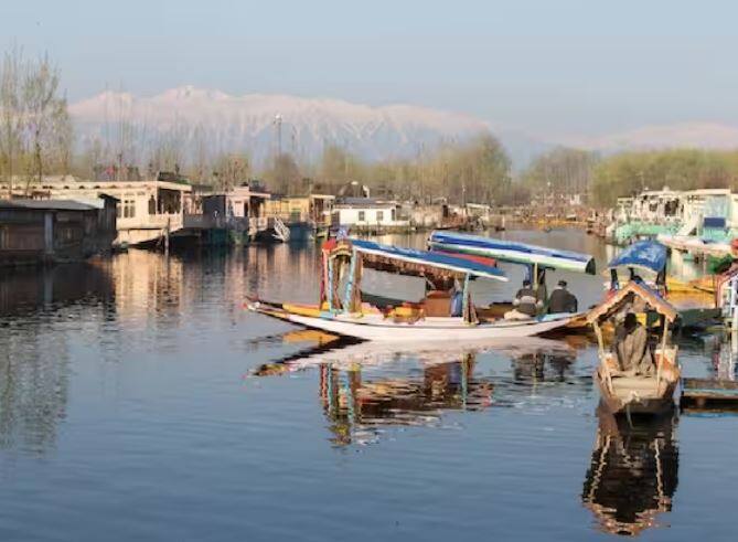 ਤੁਹਾਨੂੰ ਸਾਰੀਆਂ ਥਾਵਾਂ 'ਤੇ ਰਹਿਣ ਲਈ ਹੋਟਲ ਦੀ ਸਹੂਲਤ ਮਿਲੇਗੀ। ਸ਼੍ਰੀਨਗਰ ਤੋਂ 6 ਕਿਲੋਮੀਟਰ ਦੂਰ ਸਥਿਤ ਨਾਗਿਨ ਝੀਲ 'ਚ ਤੁਹਾਨੂੰ ਇਕ ਰਾਤ ਲਈ ਹਾਊਸ ਬੋਟ 'ਚ ਰਹਿਣ ਦਾ ਮੌਕਾ ਮਿਲੇਗਾ।