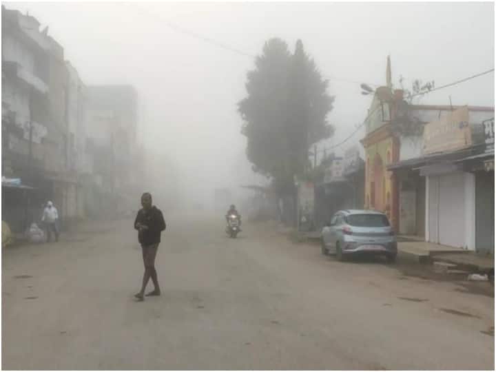 Chhattisgarh Weather bastar dense fog and bone chilling cold affecting normal life in city ann Bastar News: बस्तर में लुढ़का तापमान, कड़कड़ाती ठंड से लोगों का हाल बेहाल, घने कोहरे ने राहगीरों की बढ़ाई परेशानी