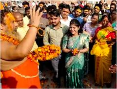 रामलला के दर्शन करने जा रहे श्रद्धालुओं पुष्प वर्षा करते नजर आए जगतगुरु परमहंसाचार्य, कहा- 22 जनवरी को भारत बनेगा विश्व गुरु