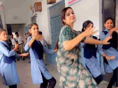 फिजिक्स टीचर ने 'गुलाबी शरारा' सॉन्ग पर दिखाए जबरदस्त डांस मूव्स, यूजर्स बोले- हमें भी चाहिए एडमिशन