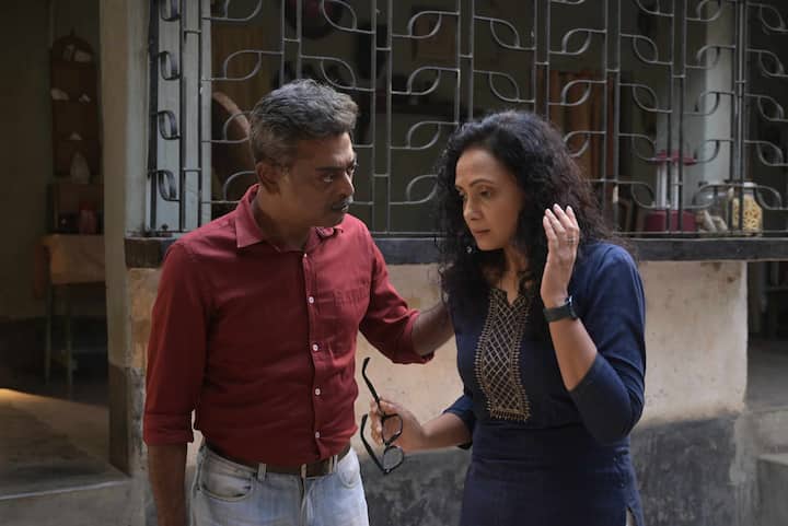 একটি কাজে বেরিয়ে হঠাৎ নিখোঁজ হয়ে যান অরিন্দম। সারা রাত পরেও যখন সে বাড়ি ফেরেন না, তখন থানায় অভিযোগ করতে যান স্ত্রী অমৃতা। সেখানে গিয়ে তিনি জানতে পারেন, অরিন্দমের সঙ্গে কাজ করতে শ্রীতমা।