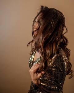 Shibani Bedi Beams In A Shimmery Gold Outfit At Glammy Awards