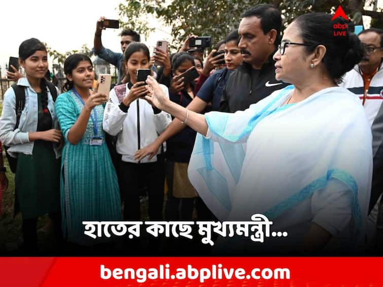 Mamata Banerjee did public relations in Alipurduar, Walking on the streets, interacted with common people Mamata Banerjee: হাঁটতে হাঁটতে কথা তরুণীর সঙ্গে, আদর করলেন শিশুকে! চেনা মেজাজে মুখ্যমন্ত্রী