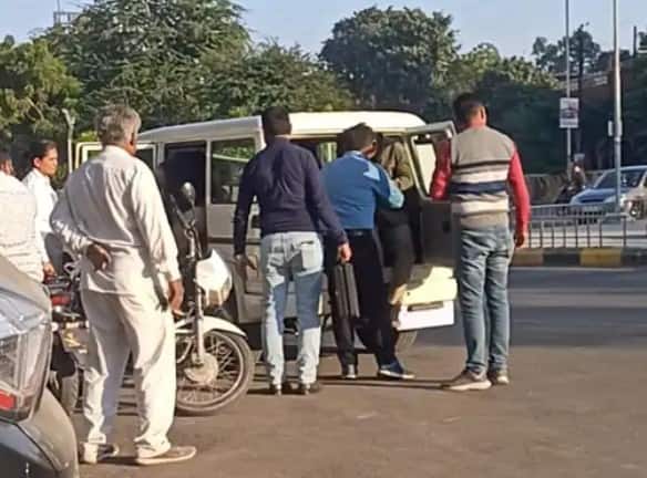 Jamnagar News: Husband and deputy sarpanch of Sheikhpat village  were caught taking bribe Jamnagar News: શેખપાટનાં મહિલા સરપંચનો પતિ અને ઉપસરપંચ લાંચ લેતાં પકડાયા