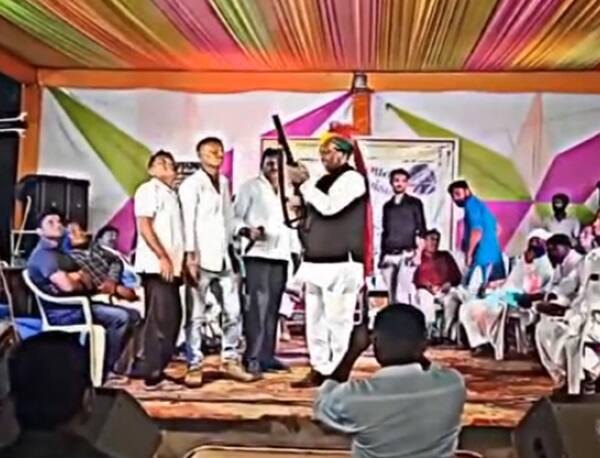 Disa Taluka BJP President Bahadur Singh Vaghela fired from the public platform. Banaskantha: ડીસા તાલુકા ભાજપ પ્રમુખ બહાદુરસિંહ વાઘેલાએ જાહેર મંચ પરથી કર્યું ફાયરિંગ, વીડિયો વાયરલ