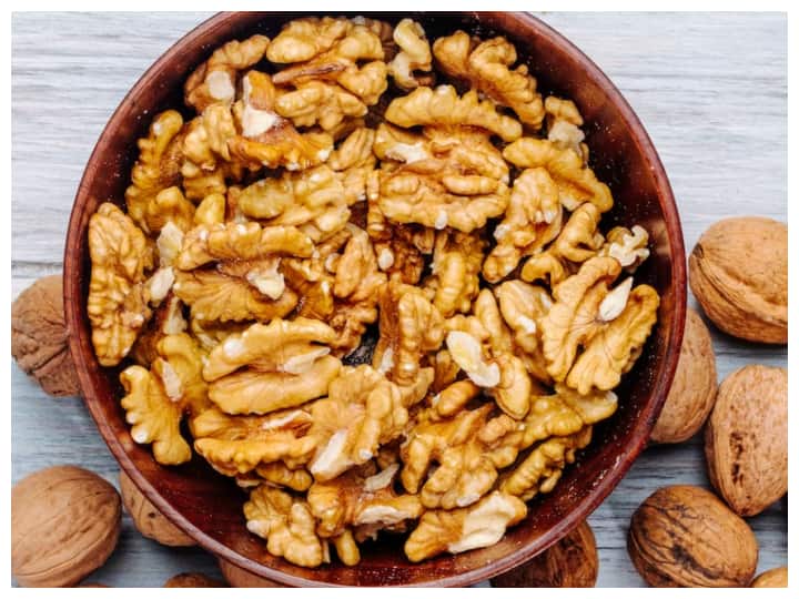 You must eat walnuts in winter know in what quantity and when should you eat them सर्दियों में जरूर खाएं अखरोट, जानें कितनी मात्रा में और कब खाना चाहिए?