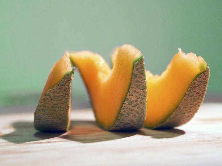 इस खरबूजे को लेकर कहा जाता है कि इसमें डिहाइड्रेशन को कम करने, रोग प्रतिरोधक क्षमता को बढ़ाने, ब्लड प्रेशर को कम करने और सूजन को कम करने की क्षमता होती है.