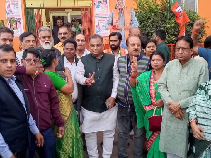 छत्तीसगढ़ में पहली बार आदिवासी नेता को मुख्यमंत्री बनाए जाने पर बस्तर में आदिवासी समुदाय में खुशी का माहौल देखने के मिल रहा है, आदिवासी नेता विष्णुदेव साय मुख्यमंत्री बनाए गए हैं और इसको लेकर बस्तर के आदिवासियों में खासा उत्साह है,भारतीय जनता पार्टी के अलग-अलग जिला मुख्यालयो में इसको लेकर घोषणा के बाद से ही जश्न का माहौल देखने को मिल रहा है, पार्टी के आदिवासी नेताओं का कहना है कि छत्तीसगढ़ को इस बार डबल इंजन की सरकार मिली है.