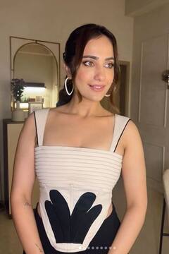 Kusha Kapila: ਬਲੈਕ ਐਂਡ ਵ੍ਹਾਈਟ ਡਰੈੱਸ 'ਚ ਨਜ਼ਰ ਆਈ ਕੁਸ਼ਾ ਕਪਿਲਾ, ਲੁੱਕ ਦੇਖ ਕੇ ਫੈਨਜ਼ ਦੰਗ ਰਹਿ ਗਏ