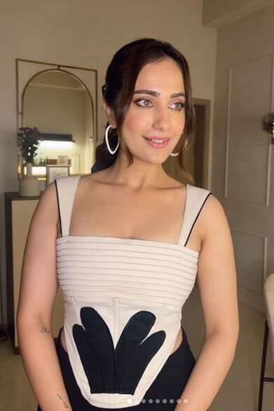 ਕੁਸ਼ਾ ਕਪਿਲਾ ਇੱਕ ਸੋਸ਼ਲ ਮੀਡੀਆ ਪ੍ਰਭਾਵਕ, ਕਾਮੇਡੀਅਨ ਅਤੇ ਇੱਕ ਸ਼ਾਨਦਾਰ ਅਭਿਨੇਤਰੀ ਹੈ, ਜਿਸਨੂੰ ਅੱਜ ਹਰ ਕੋਈ ਜਾਣਦਾ ਹੈ। ਸੋਸ਼ਲ ਮੀਡੀਆ ਰਾਹੀਂ ਆਪਣੀ ਪਛਾਣ ਬਣਾਉਣ ਵਾਲੀ ਕੁਸ਼ਾ ਅੱਜ ਬਾਲੀਵੁੱਡ 'ਚ ਜਾਣਿਆ-ਪਛਾਣਿਆ ਨਾਂ ਬਣ ਚੁੱਕੀ ਹੈ।