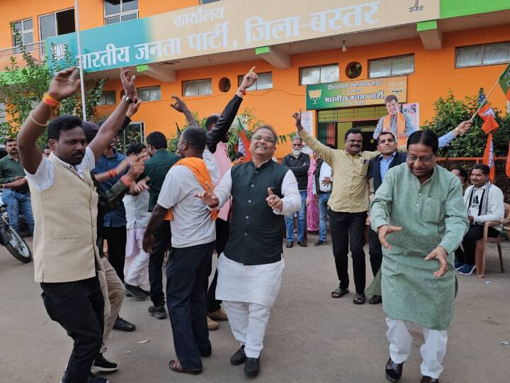 ऐसे में देश के प्रधानमंत्री नरेंद्र मोदी और गृहमंत्री अमित शाह ने विष्णुदेव साय  को मुख्यमंत्री बनाकर पूरे आदिवासियों का सम्मान किया है, जिसको लेकर सभी आदिवासी समाज के प्रमुखों  ने प्रधानमंत्री को धन्यवाद किया है,इसके अलावा  बीजेपी के सभी वरिष्ठ आदिवासी नेताओं ने विष्णुदेव साय को मुख्यमंत्री बनाए जाने पर अपनी खुशी जाहिर करते हुए ढोल नगाड़ों पर जमकर थिरके.