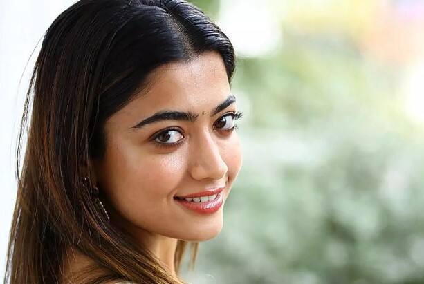 ਰਣਬੀਰ ਕਪੂਰ ਨਾਲ ਸੁਪਰਹਿੱਟ ਫਿਲਮ ਦੇਣ ਤੋਂ ਬਾਅਦ ਰਸ਼ਮਿਕਾ ਨੇ ਹੁਣ ਆਪਣੀ ਅਗਲੀ ਫਿਲਮ ਲਈ ਤਿਆਰੀ ਕਰ ਲਈ ਹੈ। ਜੀ ਹਾਂ, ਖਬਰ ਆਈ ਹੈ ਕਿ ਅਭਿਨੇਤਰੀ ਹੁਣ ਆਪਣੀ ਬਲਾਕਬਸਟਰ ਫਰੈਂਚਾਇਜ਼ੀ 'ਪੁਸ਼ਪਾ 2: ਦ ਰੂਲ' ਦੀ ਸ਼ੂਟਿੰਗ ਸ਼ੁਰੂ ਕਰਨ ਜਾ ਰਹੀ ਹੈ। ਅਦਾਕਾਰਾ ਇਸ ਫਿਲਮ ਦੀ ਸ਼ੂਟਿੰਗ 13 ਦਸੰਬਰ ਤੋਂ ਸ਼ੁਰੂ ਕਰੇਗੀ।