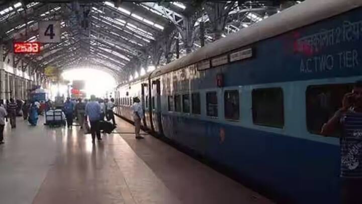 જો ટિકિટ નિર્ધારિત પ્રસ્થાનના 4 કલાક પહેલા રદ કરવામાં આવે તો જ રિફંડ આપવામાં આવે છે. ચાર્ટ તૈયાર થયા પછી ટિકિટ કેન્સલ કરવામાં આવે તો પણ રિફંડ આપવામાં આવશે નહીં. જો કે, જો તમે કરન્ટમાં ટિકિટ લીધી હોય અને તે કન્ફર્મ થઈ જાય તો પણ તમને રિફંડ મળશે નહીં.