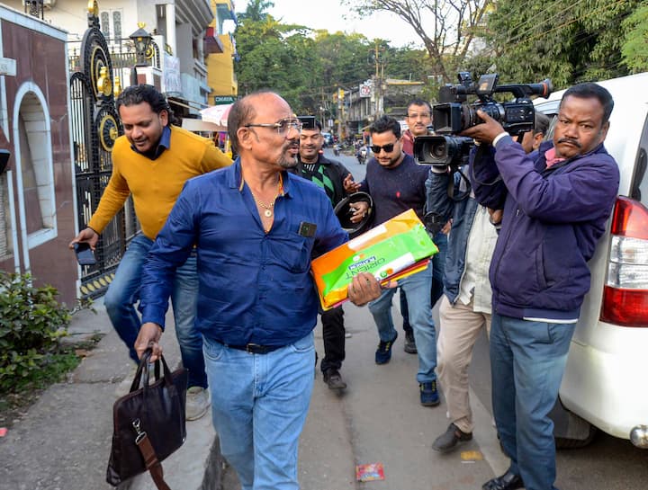 जब्त किए गए कैश की गिनती के लिए इनकम टैक्स विभाग ने 40 और नोट गिनने वाली मशीनों के साथ-साथ 3 बैंकों के कर्मचारियों को बुलाया है. 6 दिसंबर को धीरज साहू के ठिकानों पर छापे के बाद से ईडी कैश की गिनती कर रही है.