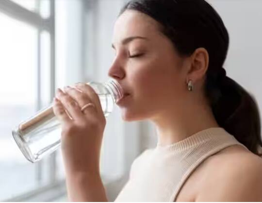 ਸੀ-ਸੈਕਸ਼ਨ ਜਾਂ ਨਾਰਮਲ ਡਿਲੀਵਰੀ ਤੋਂ ਬਾਅਦ ਠੰਡਾ ਪਾਣੀ ਨਹੀਂ ਪੀਣਾ ਚਾਹੀਦਾ। ਤੁਸੀਂ ਅਕਸਰ ਘਰ ਦੇ ਬਜ਼ੁਰਗਾਂ ਨੂੰ ਇਹ ਕਹਿੰਦੇ ਸੁਣਿਆ ਹੋਵੇਗਾ। ਕਈ ਵਾਰ ਇਹ ਵੀ ਕਿਹਾ ਜਾਂਦਾ ਹੈ ਕਿ ਜਦੋਂ ਵੀ ਪਾਣੀ ਪੀਓ ਤਾਂ ਗਰਮ ਪਾਣੀ ਪੀਓ ਨਹੀਂ ਤਾਂ ਠੰਡਾ ਪਾਣੀ ਪੇਟ ਖਰਾਬ ਕਰ ਦੇਵੇਗਾ। ਹੁਣ ਸਵਾਲ ਇਹ ਹੈ ਕਿ ਕੀ ਸੀ-ਸੈਕਸ਼ਨ ਜਾਂ ਨਾਰਮਲ ਡਿਲੀਵਰੀ ਤੋਂ ਬਾਅਦ ਠੰਡਾ ਪਾਣੀ ਪੀਣ ਨਾਲ ਪੇਟ ਤੋਂ ਰਾਹਤ ਮਿਲਦੀ ਹੈ? ਇਸ ਆਰਟਿਕਲ ਰਾਹੀਂ ਅਸੀਂ ਦੱਸਾਂਗੇ ਕਿ ਇਸ ਬਾਰੇ ਡਾਕਟਰਾਂ ਦੀ ਕੀ ਰਾਏ ਹੈ। ਦਰਅਸਲ, ਕਈ ਖੋਜਾਂ ਤੋਂ ਪਤਾ ਲੱਗਿਆ ਹੈ ਕਿ ਪਾਣੀ ਪੀਣ ਦਾ ਸਹੀ ਤਰੀਕਾ ਹੈ। ਜਿਸ ਨੂੰ ਜ਼ਿਆਦਾਤਰ ਲੋਕ ਫੋਲੋ ਨਹੀਂ ਕਰਦੇ। ਡਾਕਟਰਾਂ ਮੁਤਾਬਕ ਡਿਲੀਵਰੀ ਤੋਂ ਬਾਅਦ ਸਹੀ ਲਾਈਫਸਟਾਈਲ ਅਤੇ ਖੁਰਾਕ ਦਾ ਪਾਲਣ ਕਰਨਾ ਬਹੁਤ ਜ਼ਰੂਰੀ ਹੈ। ਇਸ ਦੇ ਨਾਲ ਹੀ ਪਾਣੀ ਪੀਣ ਦਾ ਸਹੀ ਤਰੀਕਾ ਵੀ ਅਪਨਾਉਣਾ ਚਾਹੀਦਾ ਹੈ। ਇਸ ਨਾਲ ਤੁਹਾਡਾ ਪੇਟ ਬਿਲਕੁਲ ਵੀ ਨਹੀਂ ਫੁੱਲੇਗਾ ਅਤੇ ਤੁਸੀਂ ਫਿਰ ਤੋਂ ਪਹਿਲਾਂ ਦੀ ਤਰ੍ਹਾਂ ਫਿੱਟ ਅਤੇ ਫਿੱਟ ਨਜ਼ਰ ਆਉਣਗੇ।