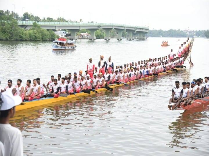 வஞ்சி இசை வாசித்தபடி வீரர்கள் உற்சகமாக படகு ஓட்டினர்.