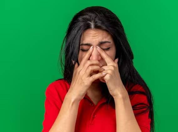 નાક બંધ થવાની સમસ્યામાં રાહત મેળવવા માટે અજમાના પાણી સાથે સ્ટીમ લો. તેનાથી તમે ઘણી રાહત અનુભવશો. (Photo - Freepik)