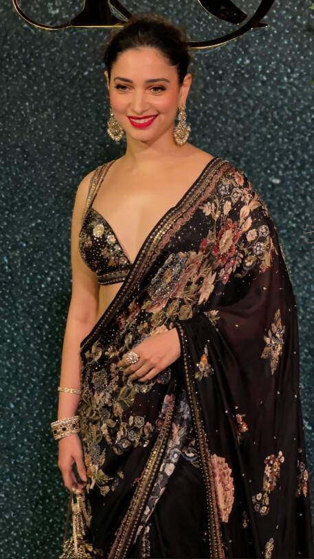 तमन्ना भाटिया ने अपना ये लुक न्यूड मेकअप, बालो में बन और हैवी झूमकों के साथ पूरा किया. इसके साथ ही एक्ट्रेस ने हाथ में एक पोटली स्टाइल बैग भी कैरी किया था.