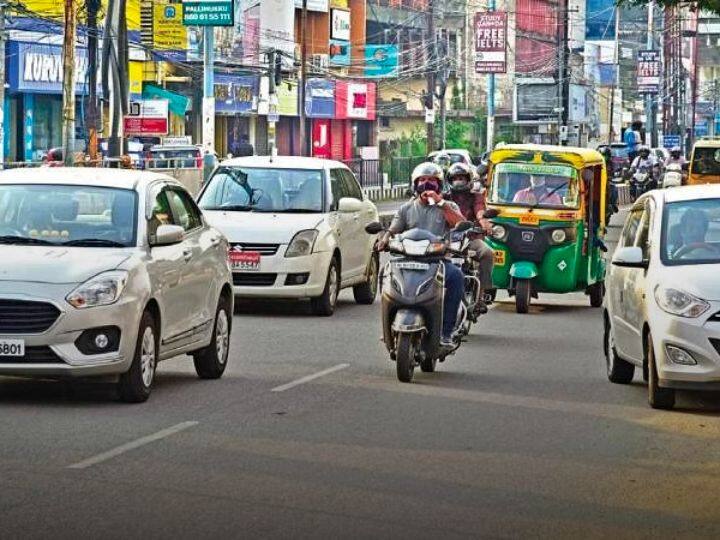 सड़क पर बाइक या कार चलाते समय अक्सर लोगों को फोन का इस्तेमाल करते हुए देखा जाता है. ऐसे में आप ट्रैफिक नियमों का उल्लंघन करते हैं. तो भविष्य में जब भी ऐसा करने के बारे में सोचें तो समझ लें कि आपका चालान कटने वाला है.