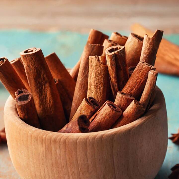 ਦਾਲਚੀਨੀ ਦਾ ਸੇਵਨ ਅਸਥਮਾ ਨਾਲ ਬ੍ਰੌਨਕਾਈਟਸ ਦੇ ਇਲਾਜ ਵਿਚ ਵੀ ਮਦਦਗਾਰ ਹੈ। ਤੁਸੀਂ ਇਸ ਨੂੰ ਭੋਜਨ ਵਿਚ ਵਰਤਣ ਦੇ ਨਾਲ-ਨਾਲ ਇਸਨੂੰ ਡੀਕੋਸ਼ਨ ਦੇ ਤੌਰ ਤੇ ਵੀ ਇਸਤੇਮਾਲ ਕਰ ਸਕਦੇ ਹੋ।