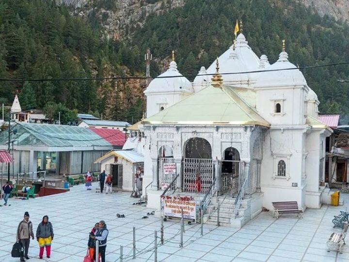 गंगोत्री-यमुनोत्री धाम यात्रा 2023 - मां गंगा का उद्गम स्थल गंगोत्री और मां यमुना का उद्गम स्थल यमुनोत्री में हर साल लाखों भक्त दर्शन के लिए आते हैं. साल में गंगोत्री-यमुनोत्री यात्रा 22 अप्रैल 2023 को शुरू हुई थी. 14-15 नवंबर को दोनों यात्रा का समापन हुआ था. कपाट बंद होने के बाद मां गंगा की उत्सव डोली अपने मायके मुखीमठ मुखबा में जाती है. शीतकाल में छह माह तक मां यमुना की पूजा अर्चना उनके शीतकालीन प्रवास खुशीमठ में होती है.
