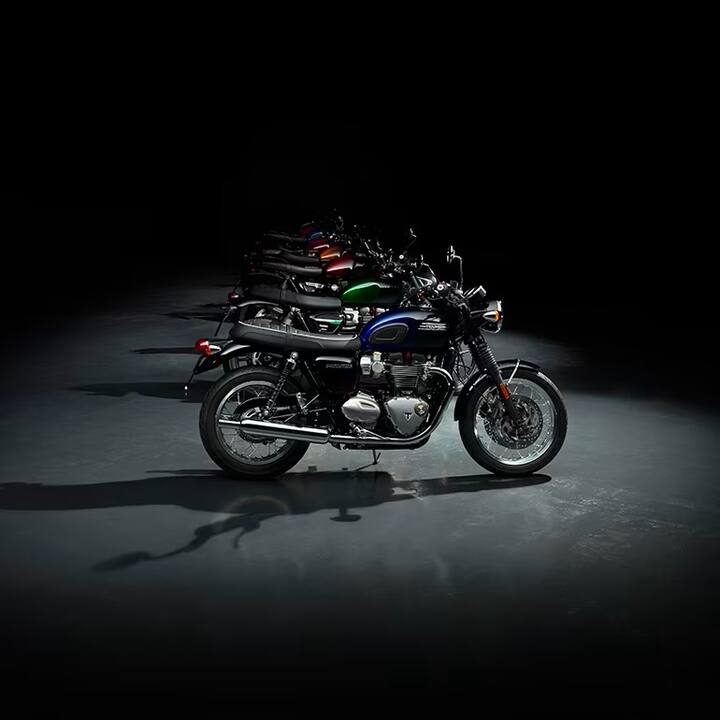 इस लिस्ट में पहला नाम ट्रायम्फ बोनविले स्टेल्थ एडिशन बाइक का है. इस बाइक को 9.09 लाख रुपए एक्स-शोरूम की शुरुआती कीमत पर उतारा गया है.