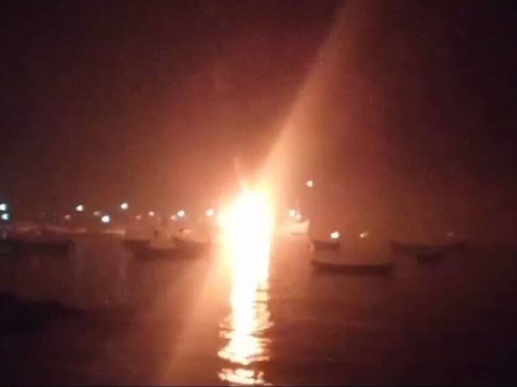 Sindhudurg News Argument among sailors on a boat at Devgad port sailor poured petrol on himself and set himself on fire सिंधुदुर्ग जिल्ह्यातील देवगड बंदरात बोटीवरील खलाशांमध्ये वाद, एका खलाशाने अंगावर पेट्रोल ओतून स्वतःला पेटवलं