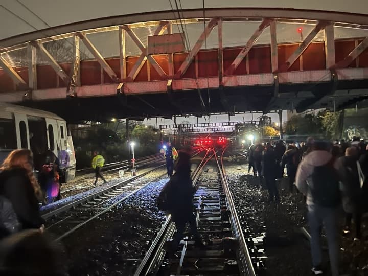 london train 4 hour blackout woman assaulted police arrested another passenger Woman Sexually Assaulted: चार घंटे तक रुकी रही ट्रेन, बोगियों में छाया था अंधेरा...तभी एक शख्स महिला के साथ करने लगा गलत हरकत