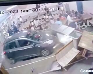 Accident in Navsaris Chikhli, car rammed into hotel, three people injured નવસારીના ચીખલીમાં હોટલમાં કાર ઘૂસી જતા અફરાતફરી, ત્રણ લોકો ઇજાગ્રસ્ત