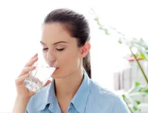 ਹੁਣ ਸਵਾਲ ਖੜ੍ਹਾ ਹੁੰਦਾ ਹੈ ਕਿ ਪਾਣੀ ਪੀਣ ਦਾ ਸਹੀ ਤਰੀਕਾ ਕੀ ਹੈ? ਅਤੇ ਦੂਸਰਾ ਅਤੇ ਮਹੱਤਵਪੂਰਨ ਸਵਾਲ ਇਹ ਹੈ ਕਿ ਇੱਕ ਨਵੀਂ ਮਾਂ ਨੂੰ ਕਿੰਨਾ ਪਾਣੀ ਪੀਣਾ ਚਾਹੀਦਾ ਹੈ? ਡਾਕਟਰਾਂ ਦੇ ਅਨੁਸਾਰ, ਇੱਕ ਵਾਰ ਵਿੱਚ ਕਦੇ ਵੀ ਬਹੁਤ ਸਾਰਾ ਪਾਣੀ ਨਹੀਂ ਪੀਣਾ ਚਾਹੀਦਾ ਸਗੋਂ ਇਸ ਨੂੰ ਛੋਟੇ ਹਿੱਸਿਆਂ ਵਿੱਚ ਪੀਣਾ ਚਾਹੀਦਾ ਹੈ। ਨਿਯਮਿਤ ਤੌਰ 'ਤੇ ਪਾਣੀ ਪੀਣ ਨਾਲ ਤੁਹਾਡੇ ਸਰੀਰ ਅਤੇ ਚਮੜੀ ਨੂੰ ਲੋੜ ਅਨੁਸਾਰ ਪਾਣੀ ਮਿਲਦਾ ਹੈ। ਬੈਠ ਕੇ ਅਤੇ ਆਰਾਮ ਨਾਲ ਪਾਣੀ ਪੀਣਾ ਚਾਹੀਦਾ ਹੈ।