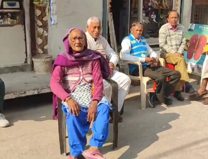 कुछ माह पूर्व वसंतकुंज इलाके में कुत्तों के आतंक की भी खबरें सामने आई थी, जिसमें जंगली कुत्तों ने कई बच्चों समेत कुछ लोगों पर जानलेवा हमला किया था. इस मामले में मासूम सगे भाइयों की मौत भी हो गई थी. कई घटनाओं में बाद निगम ने कुत्तों के खिलाफ अभियान शुरू किया था, लेकिन बुढ़पुर गांव में बंदरों द्वारा इतने लोगों को शिकार बनाने के बाद भी प्रशासन अब तक सो रहा है.