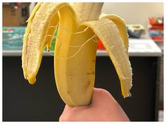 केले के अंदर के सफेद रेशे खाना चाहिए या नहीं?